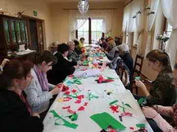 Rozpoczęły się WARSZTATY Z BIBUŁKARSTWA (robienie kwiatków i innych ozdób z bibuły)