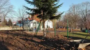 Trwają prace przy budowie ogródka edukacyjnego